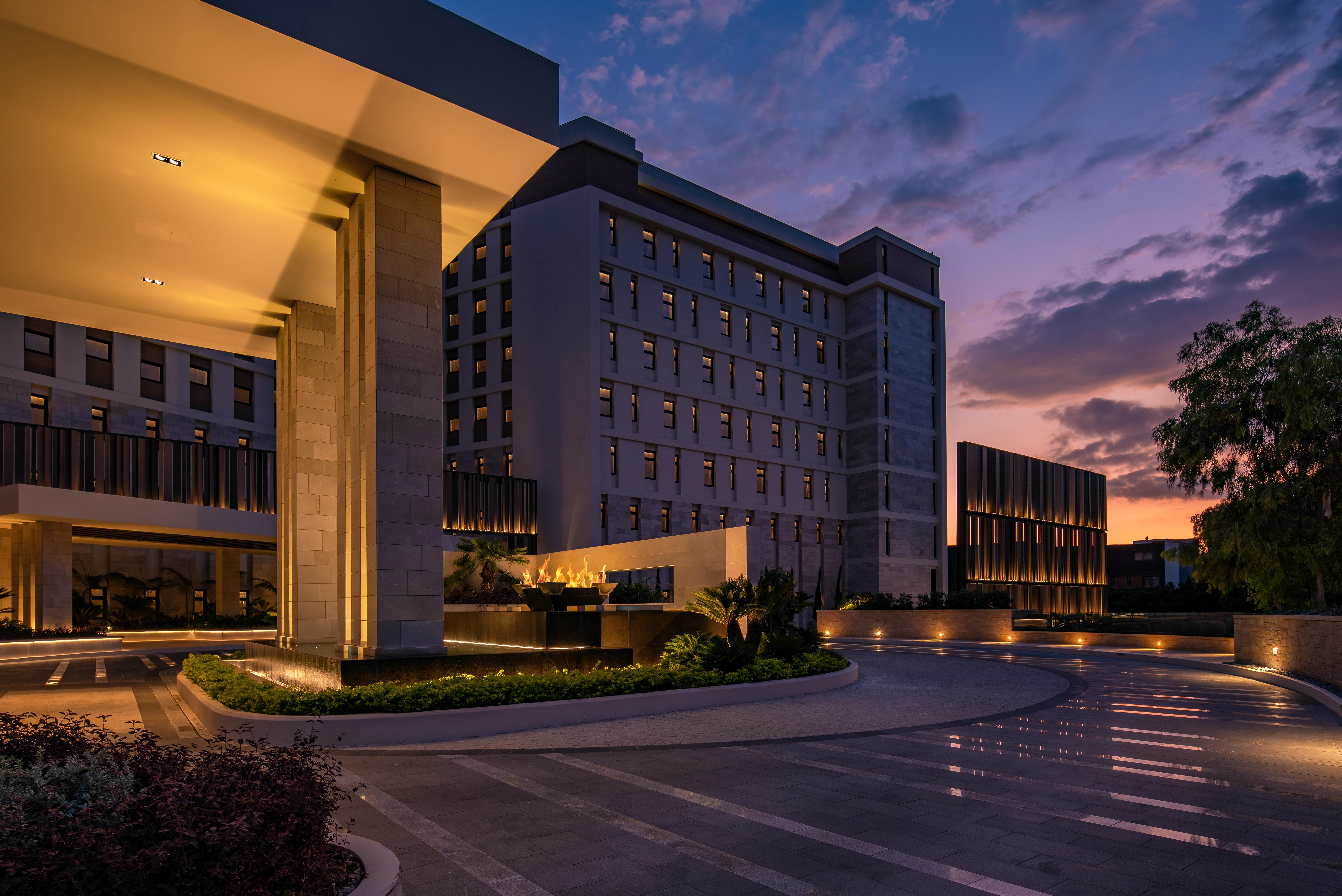 Amara - Sea Your Only View™ ليماسول المظهر الخارجي الصورة The hotel at night
